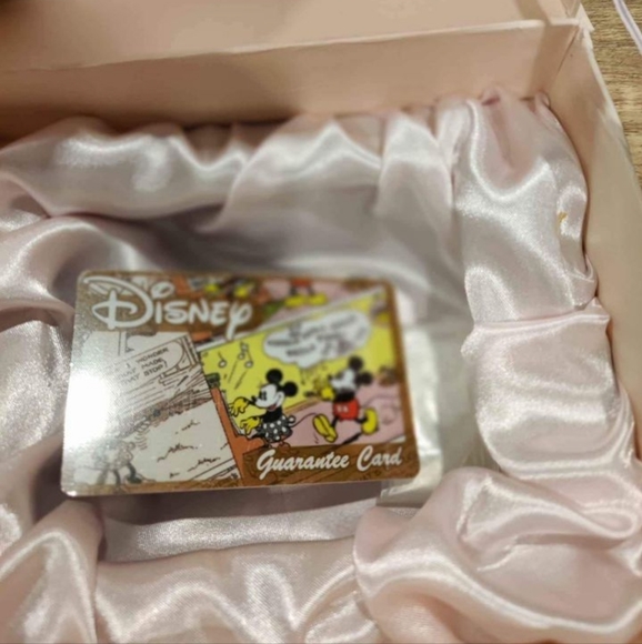 Disney Mickey and Minnie mouse white watch - Picture 4 of 5